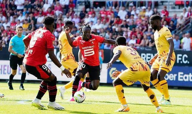  图卢兹边锋速度突破瓶颈，法甲快马奔腾撕裂防线